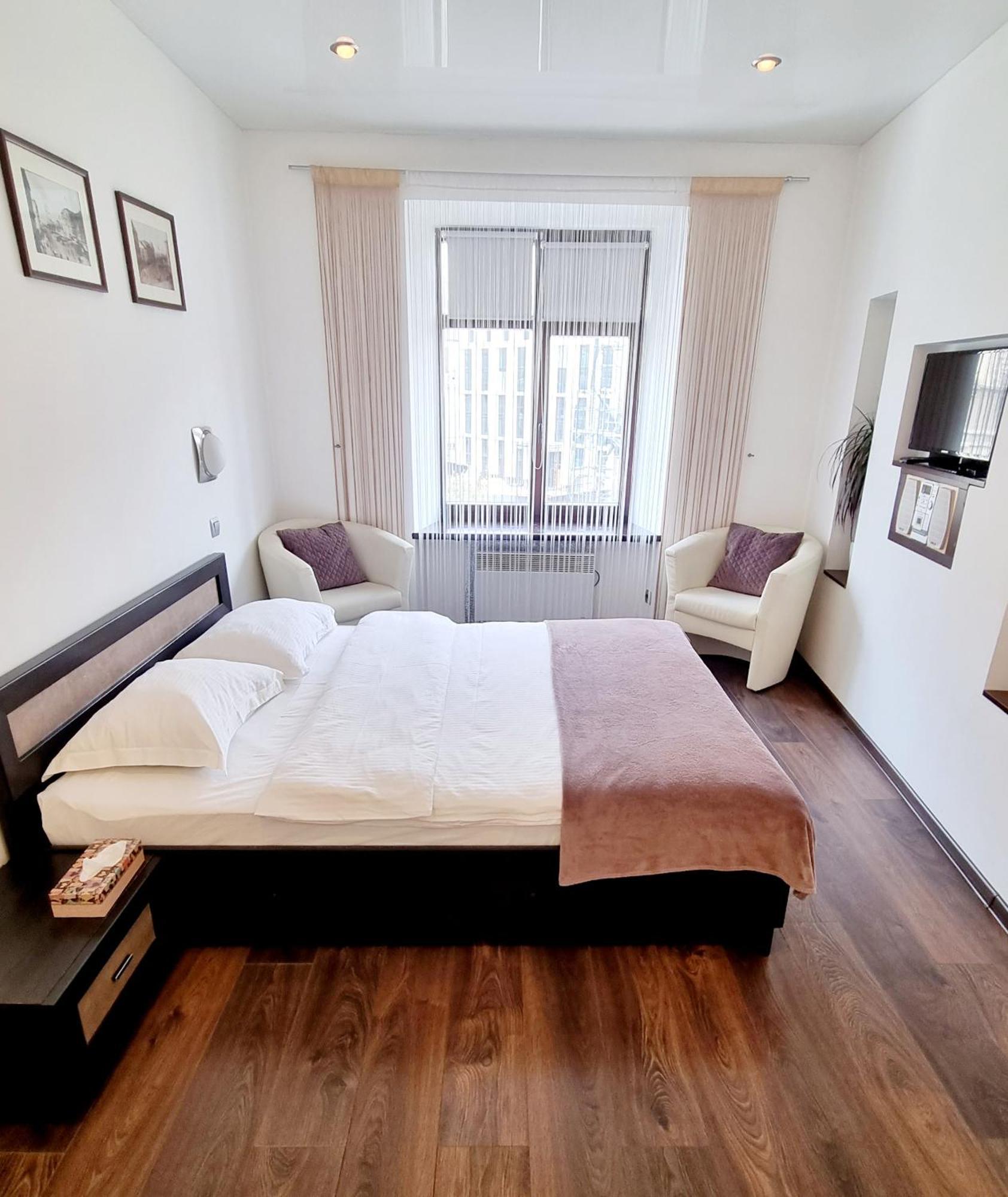 Apartment Mitskevycha Square 5 Lviv Exteriör bild