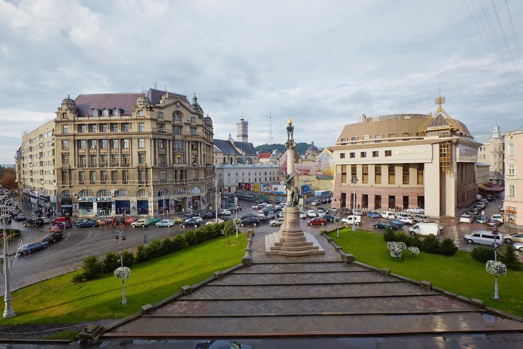 Apartment Mitskevycha Square 5 Lviv Exteriör bild