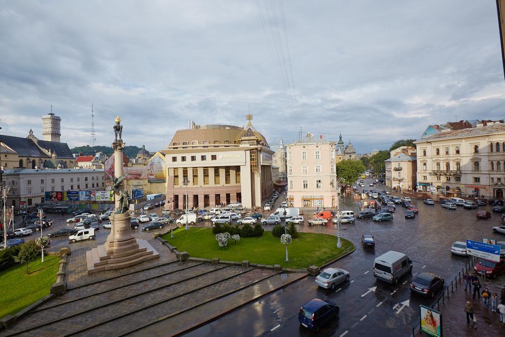 Apartment Mitskevycha Square 5 Lviv Exteriör bild